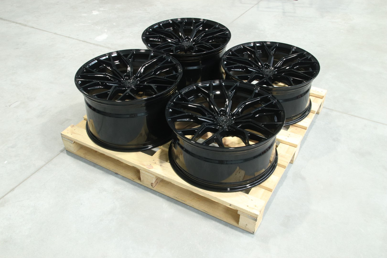 Set of CVR1 21x9,5 ET25 + 21x11,5 ET33 5x120 Gloss Black