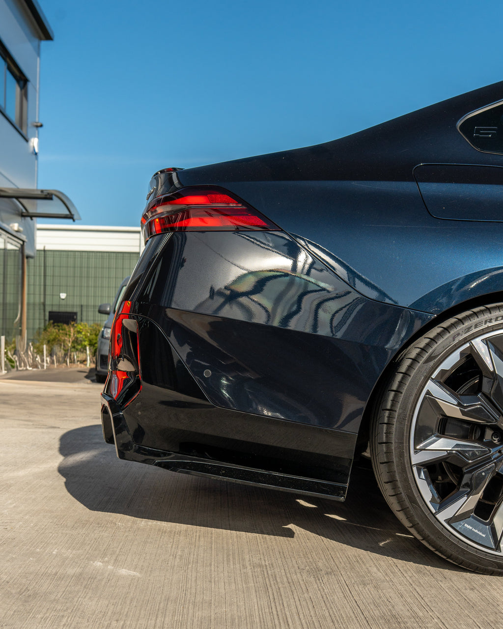 BMW 5 SERIES G60 & i5 2023+ GLOSS BLACK DIFFUSER