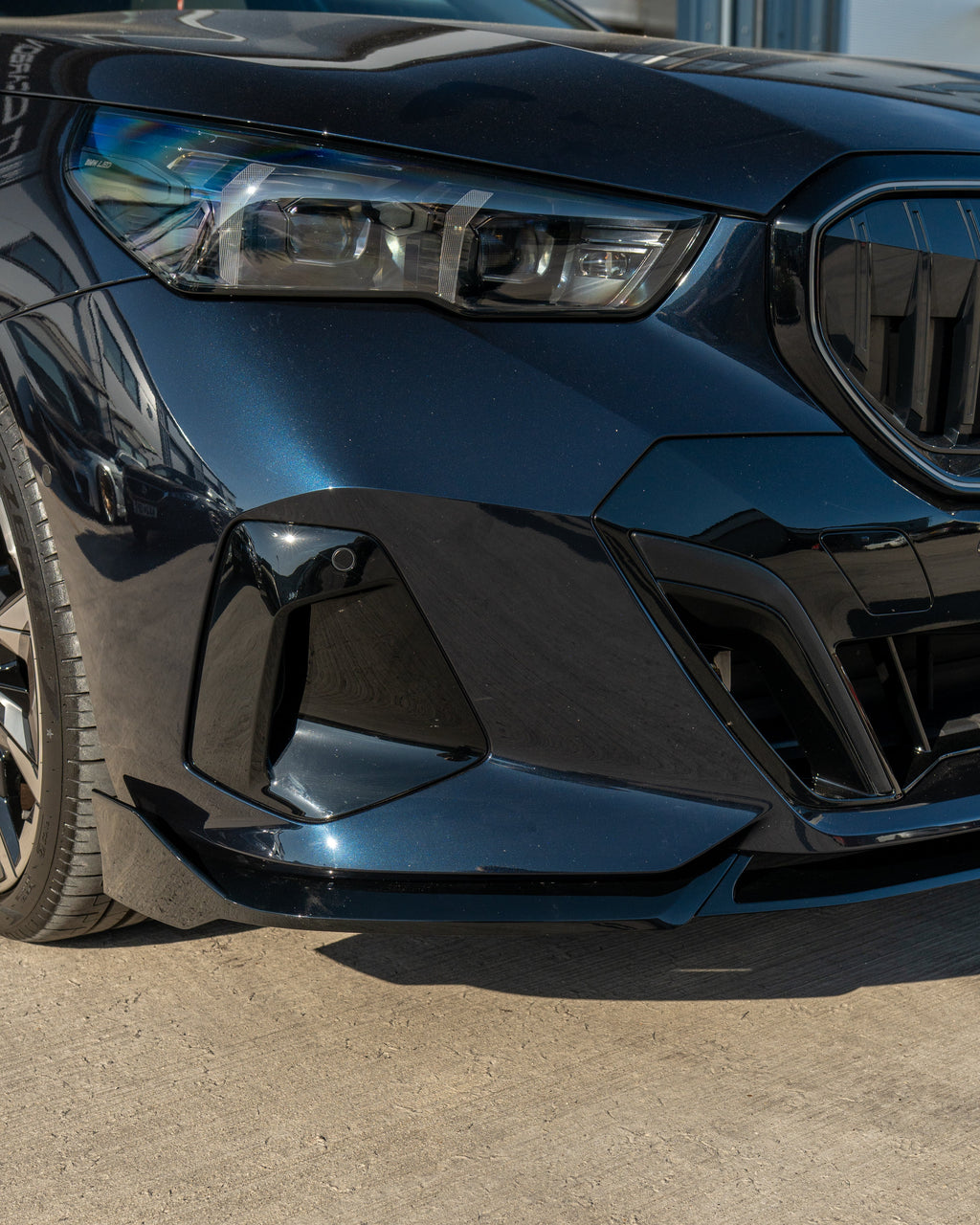 BMW 5 SERIES G60 & i5 2023+ GLOSS BLACK SPLITTER