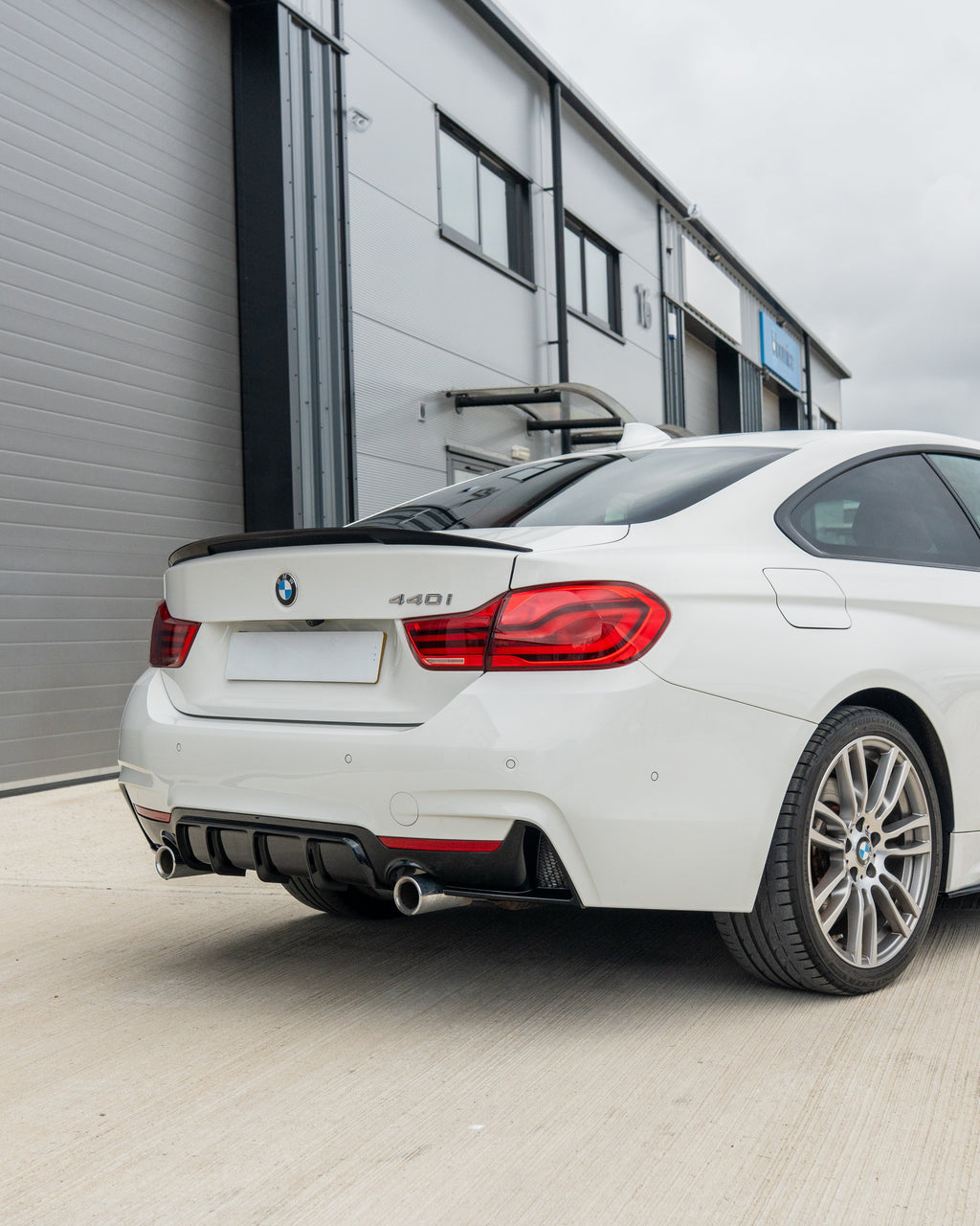 BMW 4 SERIES F32/F33/F36 GLOSS BLACK DUAL EXIT EXHAUST DIFFUSER