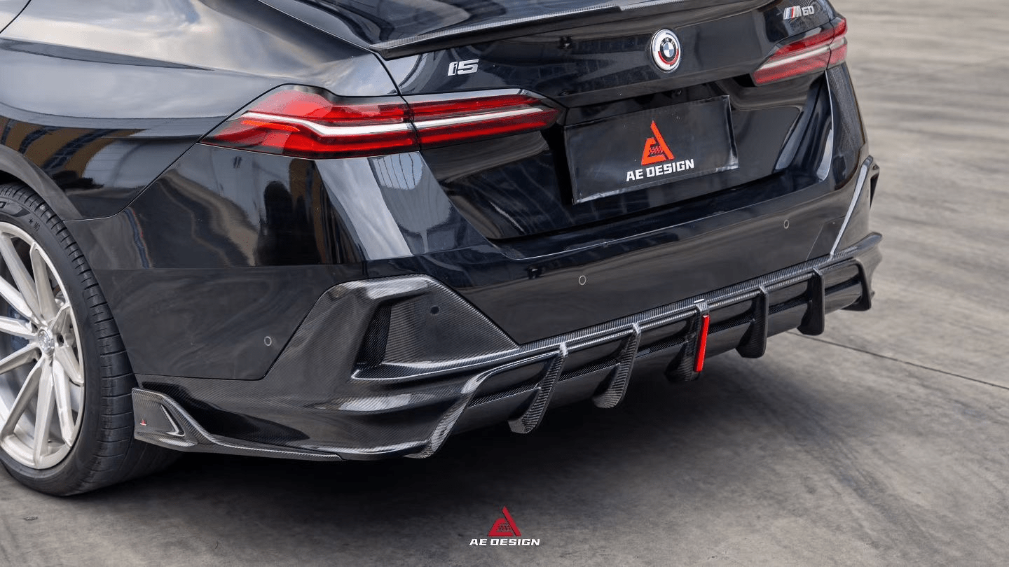 AE DESIGN - BMW I5 M60 G60 DRY CARBON LED REAR DIFFUSER