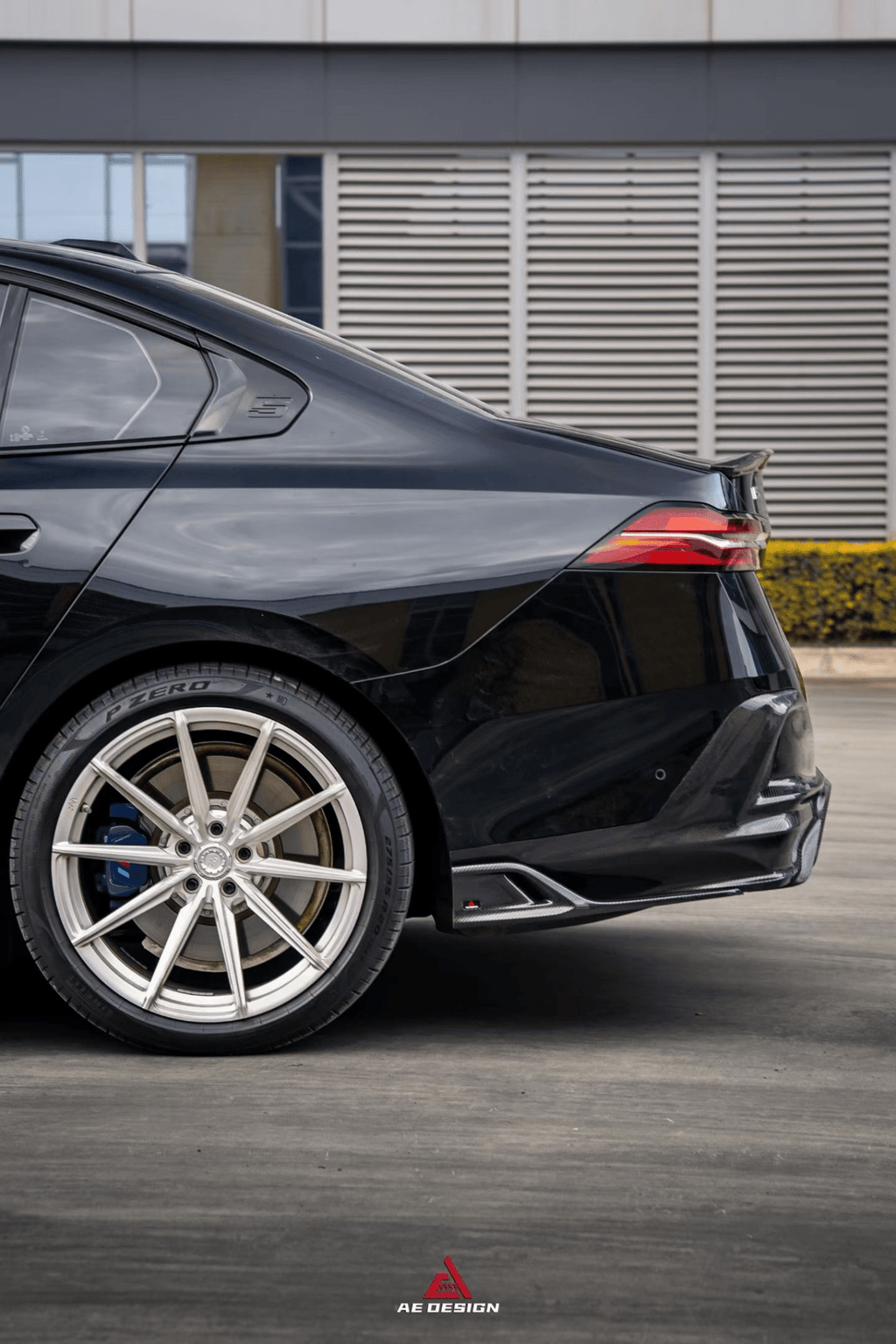 AE DESIGN - BMW I5 M60 G60 DRY CARBON LED REAR DIFFUSER