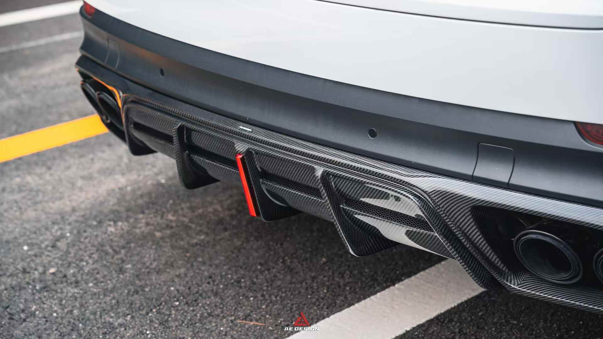 AE DESIGN - PORSCHE CAYENNE 9Y0 9Y3 DRY CARBON FIBRE REAR LED DIFFUSER