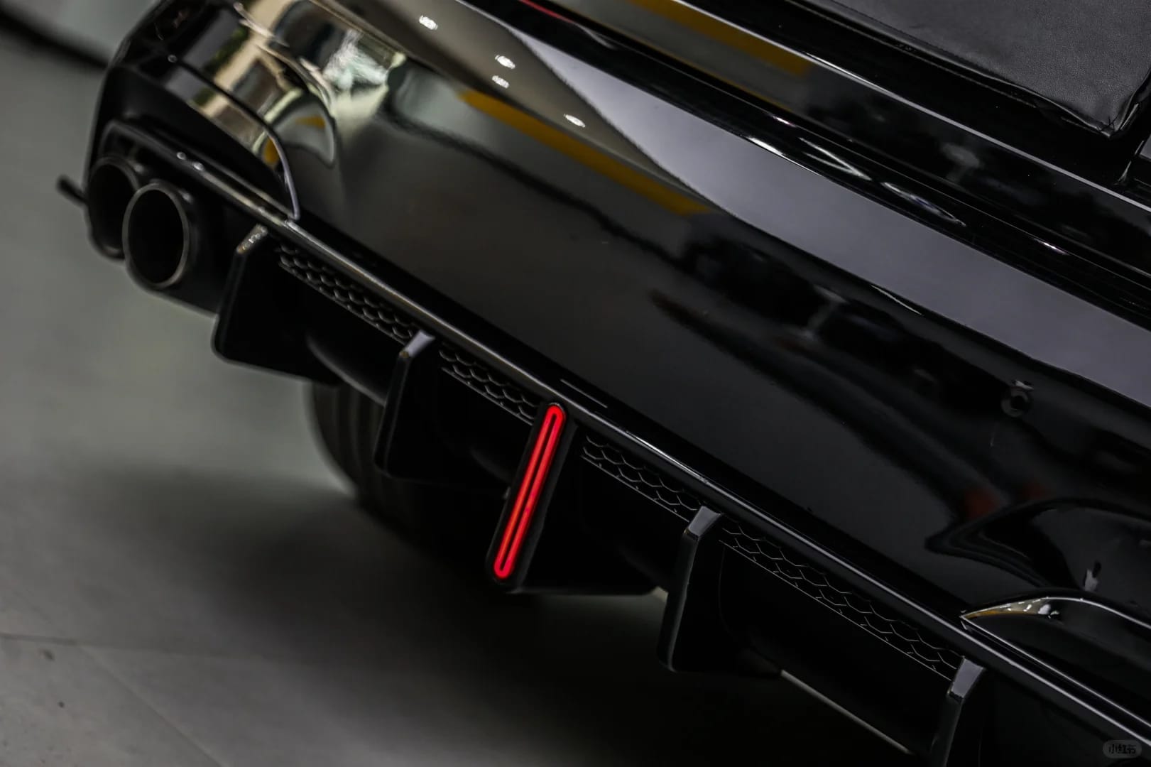 VTEN - BMW 3 SERIES G20 PRE-LCI GLOSS BLACK SLIM LED REAR DIFFUSER