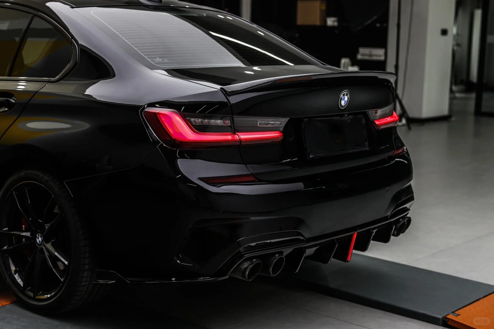 VTEN - BMW 3 SERIES G20 PRE-LCI GLOSS BLACK SLIM LED REAR DIFFUSER