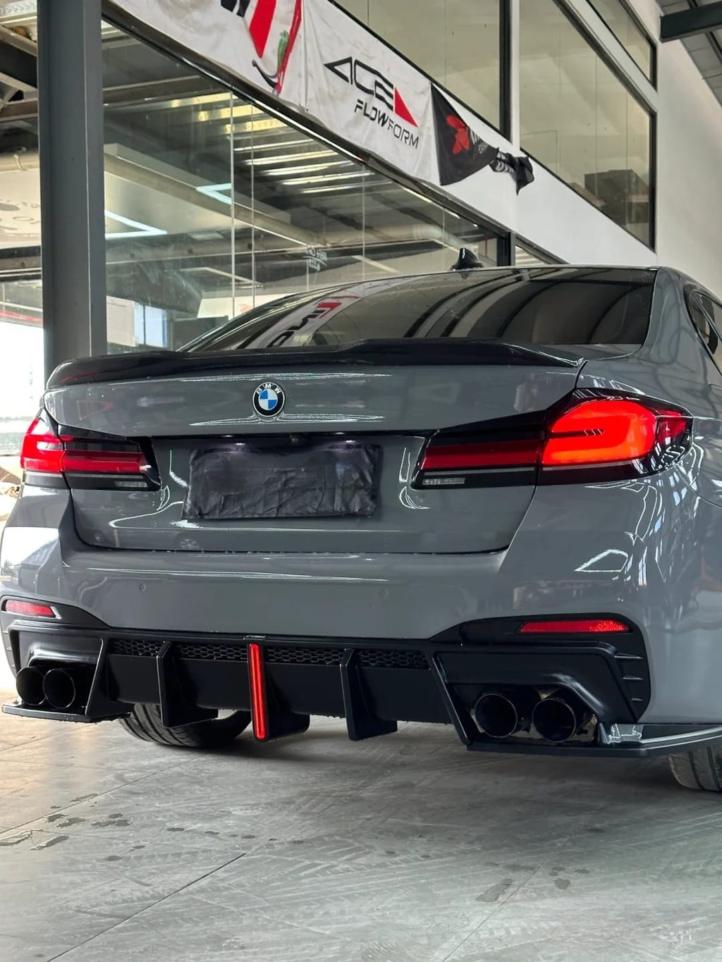 VTEN - BMW 5 SERIES G30 LCI GLOSSY BLACK SLIM LED DIFFUSER