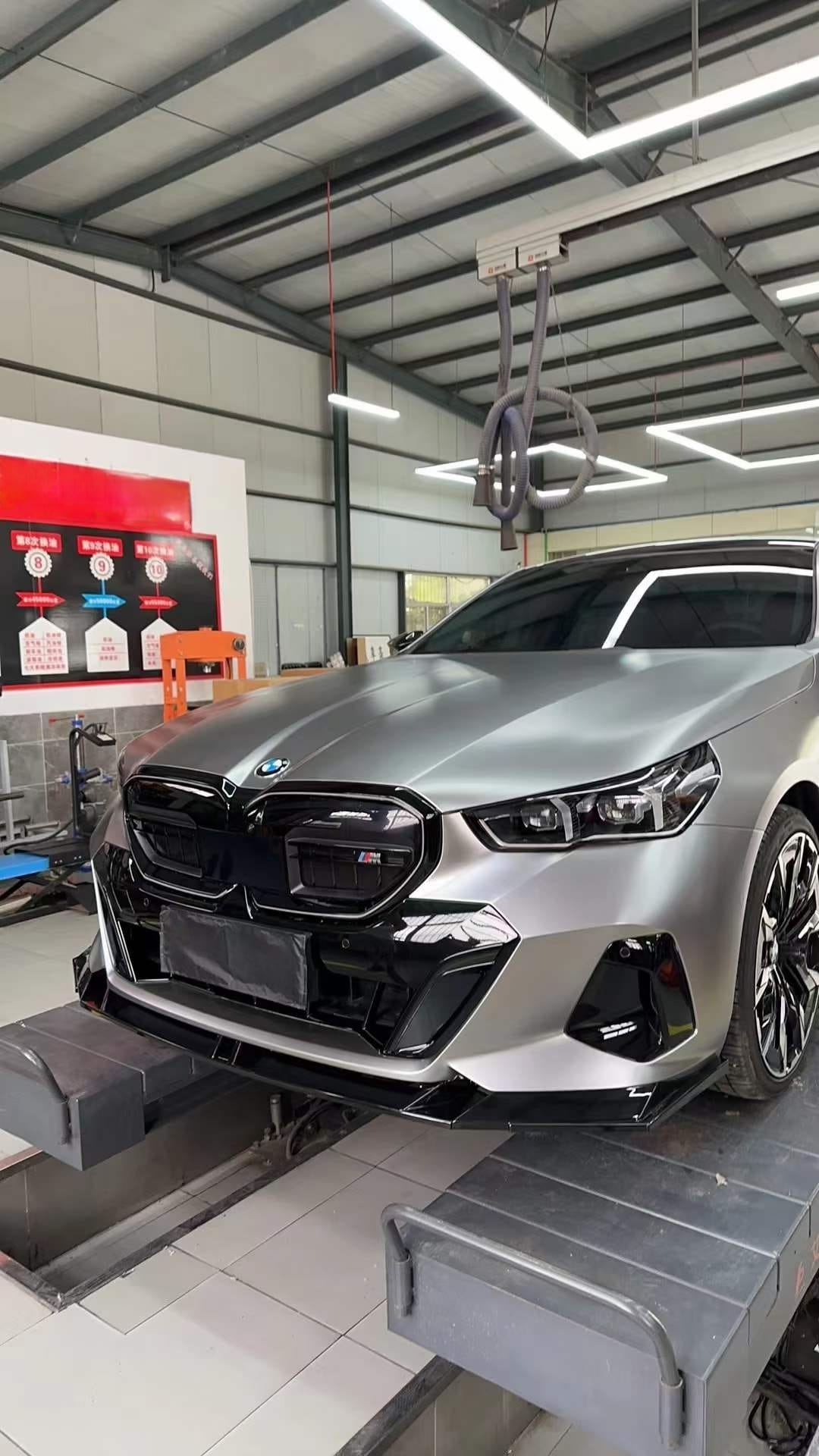 AERO CARBON - BMW 5 SERIES G60 GLOSS BLACK FRONT LIP