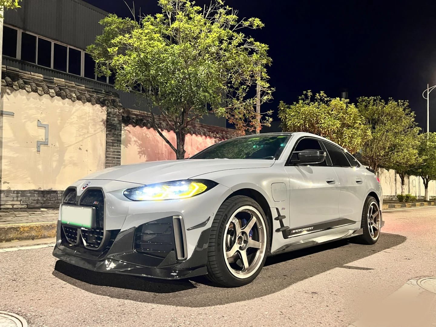 AERO CARBON - BMW i4 G26 CARBON FIBRE FRONT GRILL ADD ON