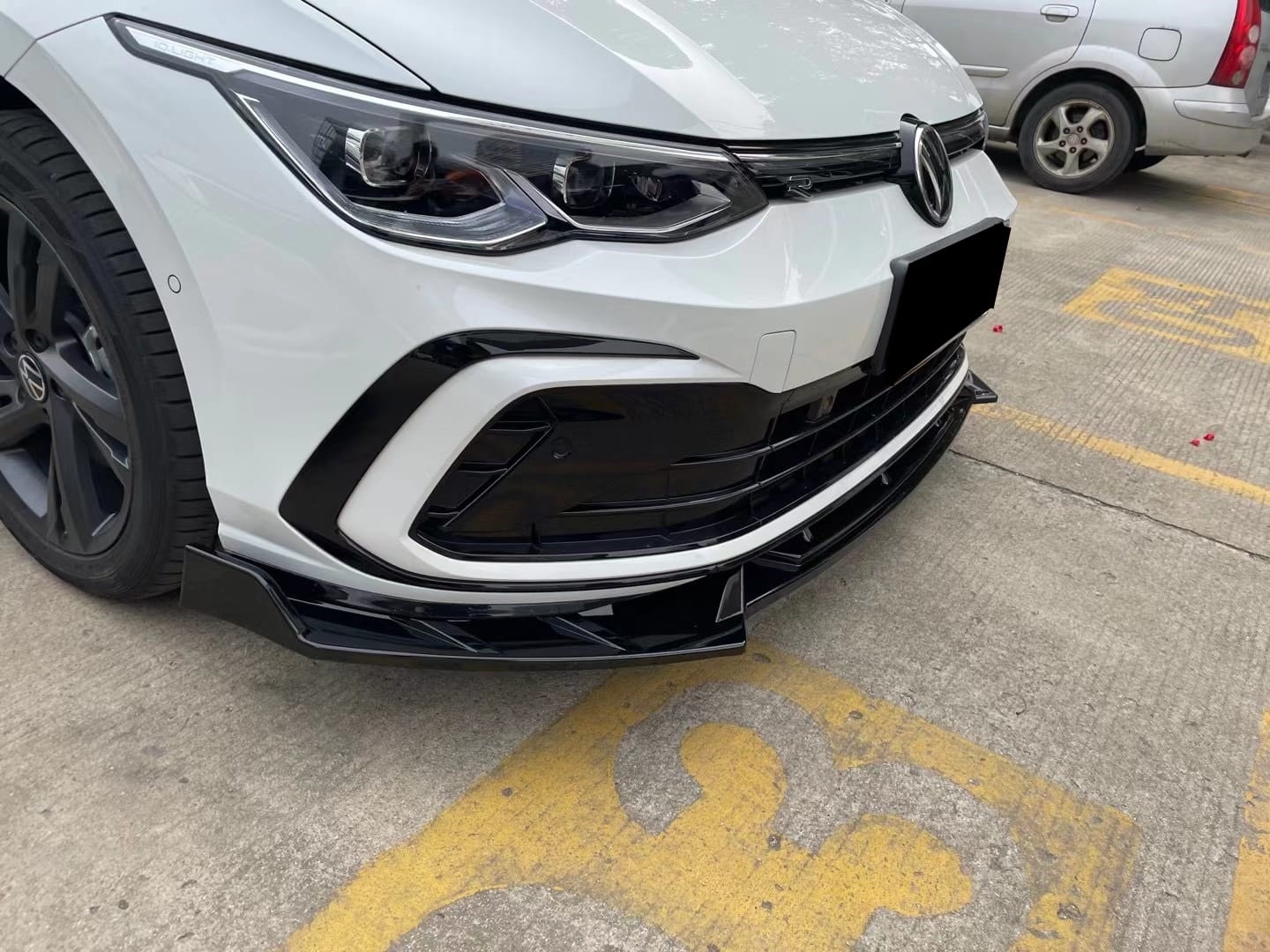 AERO CARBON - VOLKSWAGEN GOLF R LINE / GTI MK8 GLOSS BLACK FRONT LIP EXO STYLE