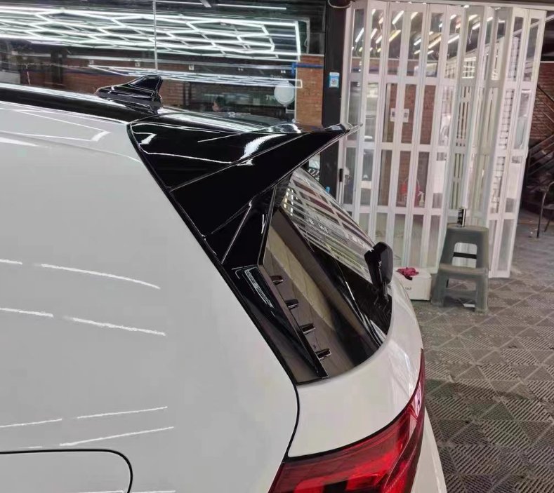 AERO CARBON - VOLKSWAGEN GOLF R LINE / GTI MK8 GLOSS BLACK REAR WINDOW TRIM