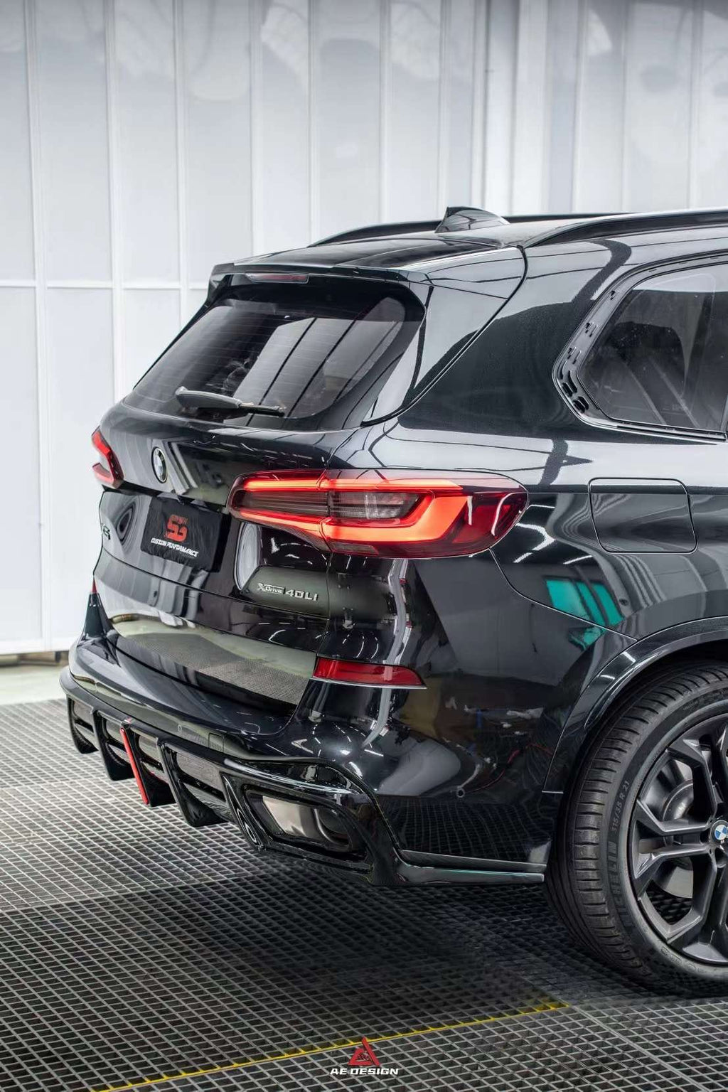 AE DESIGN - BMW X5 G05 GLOSS BLACK LED REAR DIFFUSER