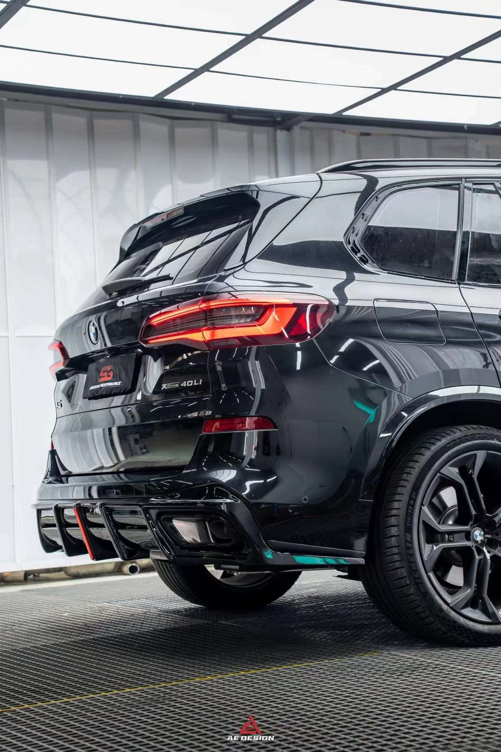 AE DESIGN - BMW X5 G05 GLOSS BLACK LED REAR DIFFUSER