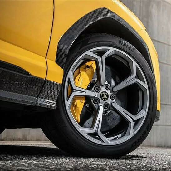 Pre-Preg Carbon Fibre Wheel Arch Trims for Lamborghini Urus 18-21