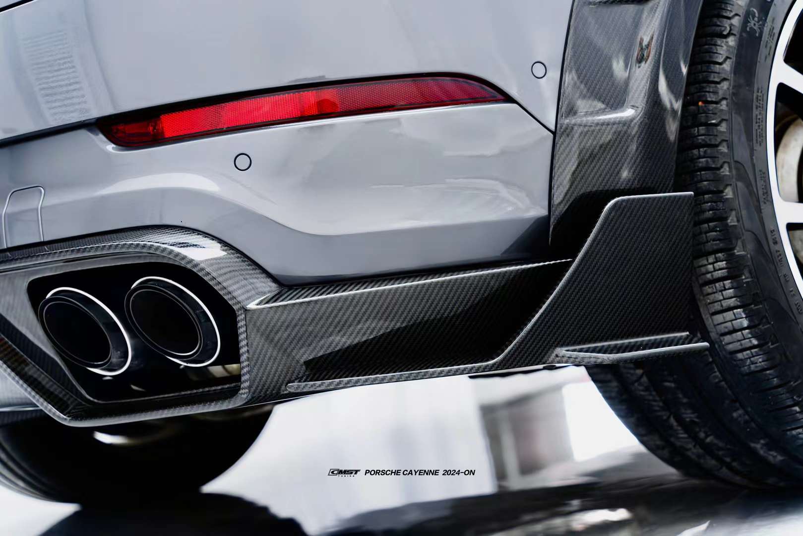 CMST - PORSCHE CAYENNE 2024+ DRY CARBON FIBRE LED REAR DIFFUSER
