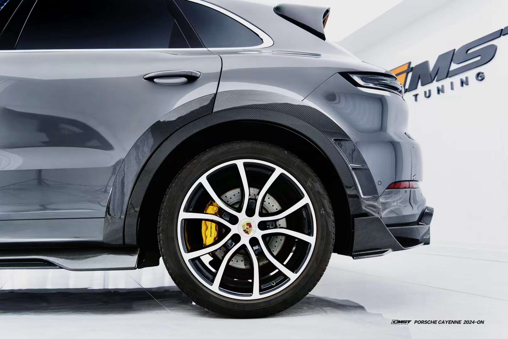CMST - PORSCHE CAYENNE 2024+ DRY CARBON FIBRE LED REAR DIFFUSER