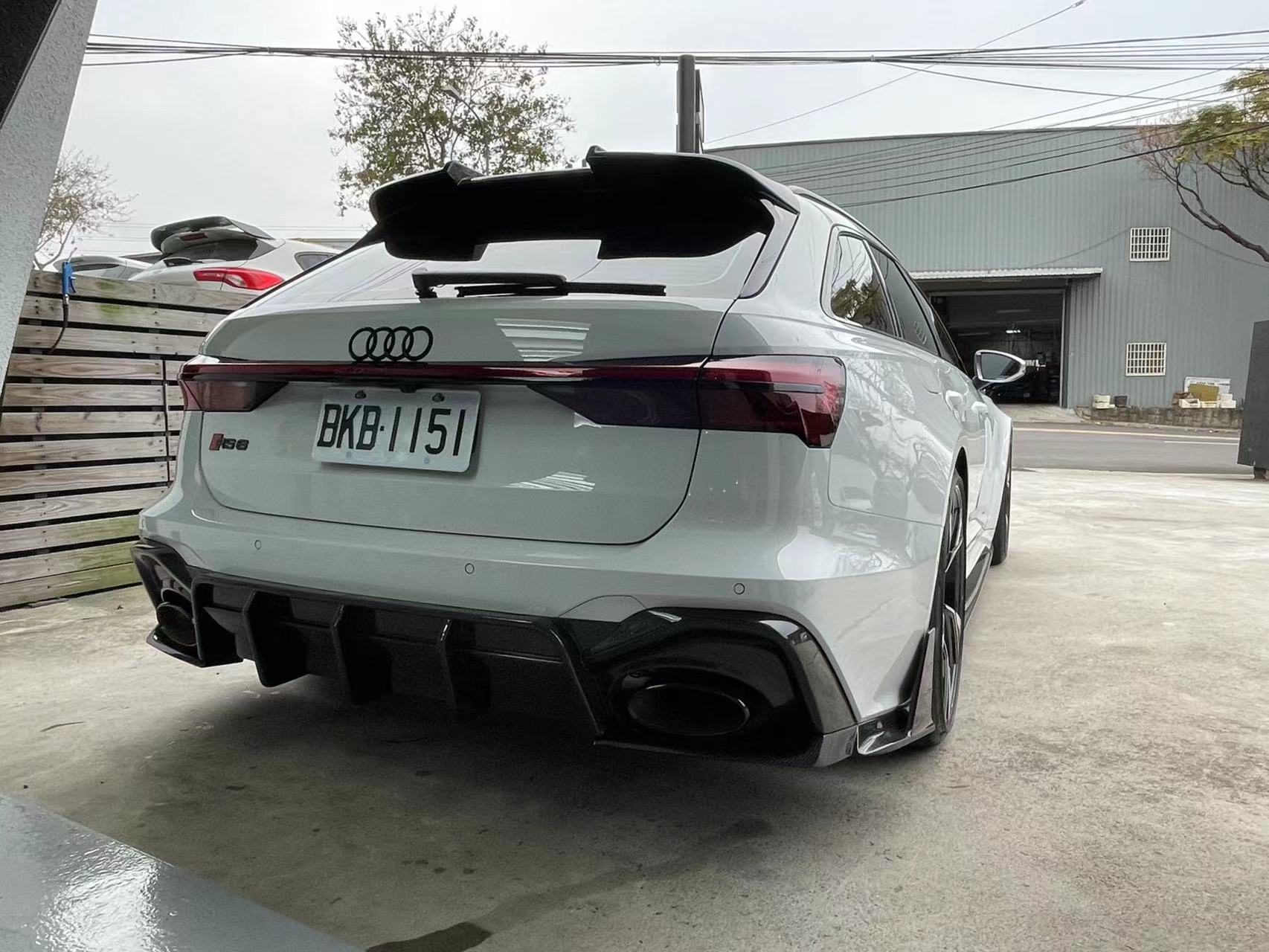 FUTURE DESIGN - AUDI RS6 RS7 C8 DRY CARBON FIBRE REAR DIFFUSER & CANARDS ( BLAZE KIT)