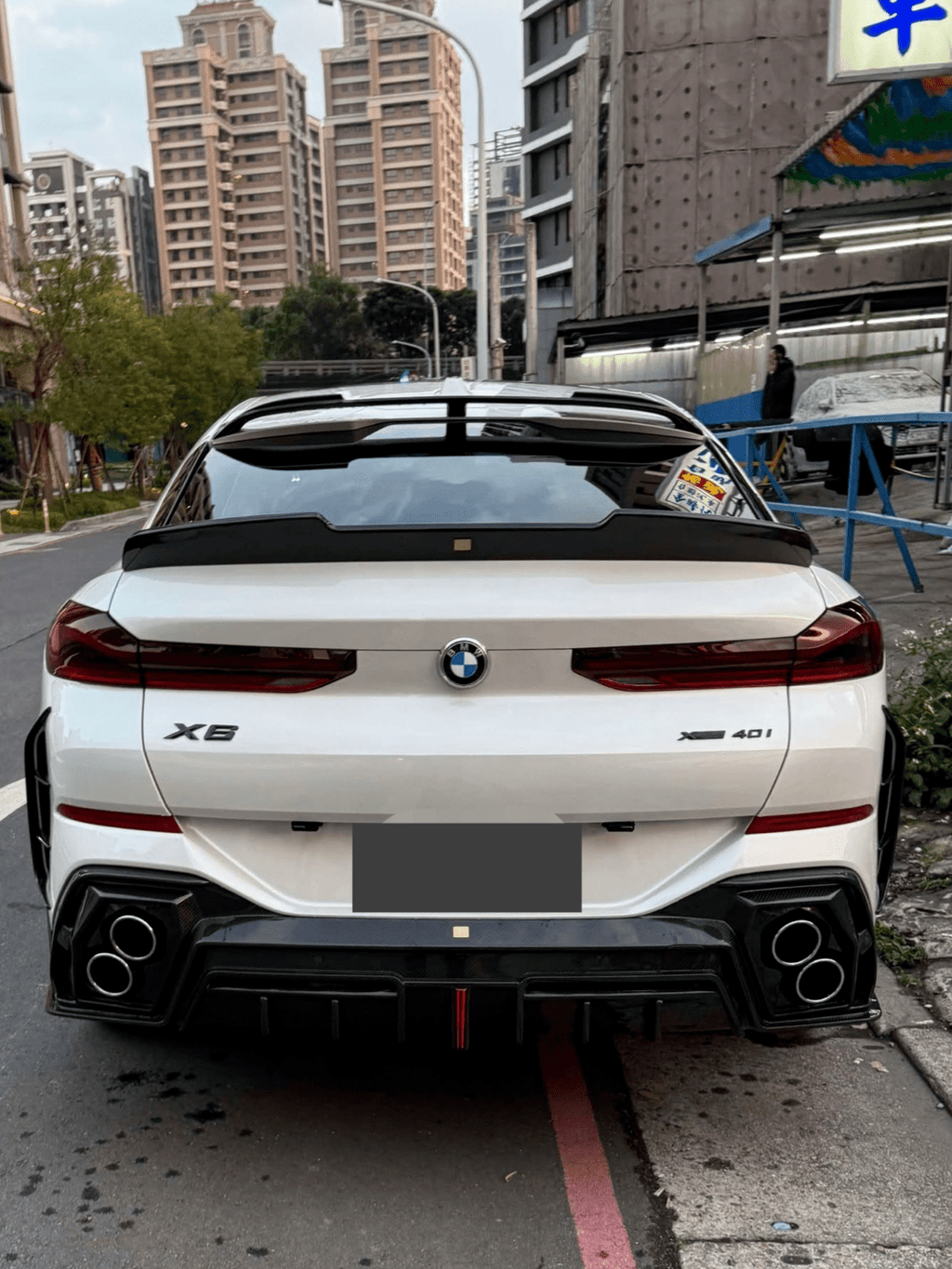 LUMING - BMW X6 G06 DRY CARBON FIBER LED REAR DIFFUSER