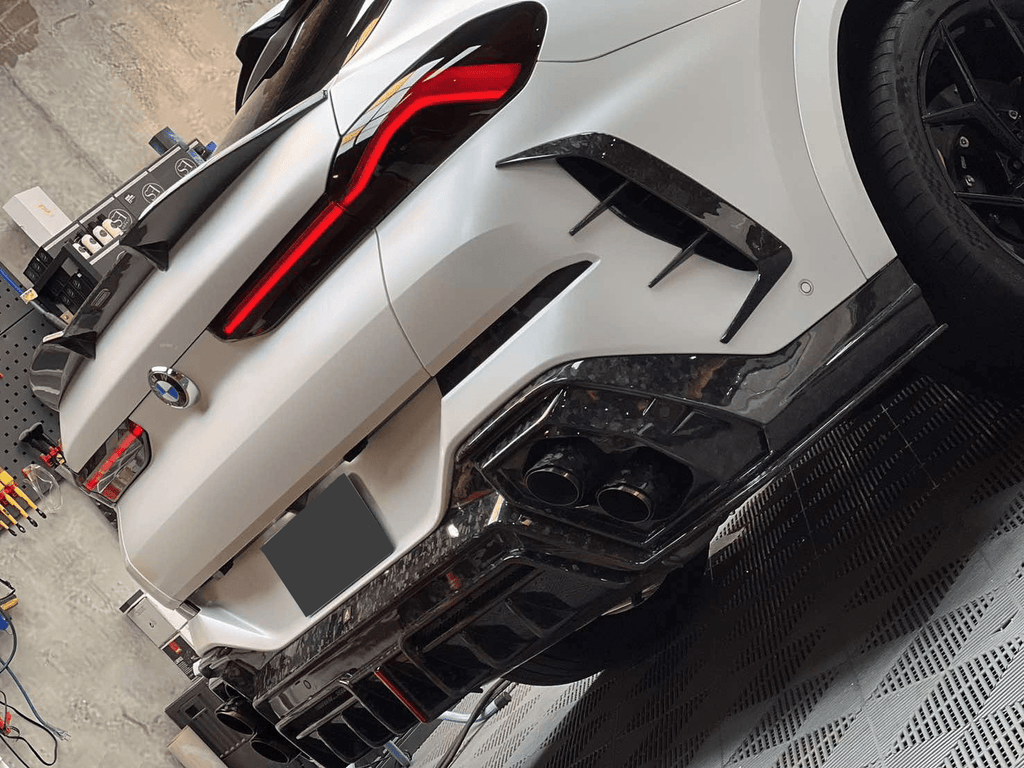 LUMING - BMW X6 G06 DRY CARBON FIBER LED REAR DIFFUSER