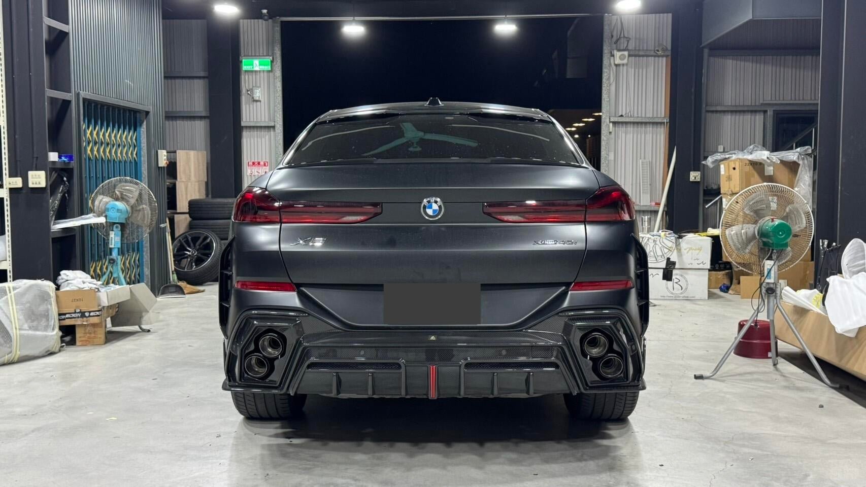 LUMING - BMW X6 G06 DRY CARBON FIBER LED REAR DIFFUSER