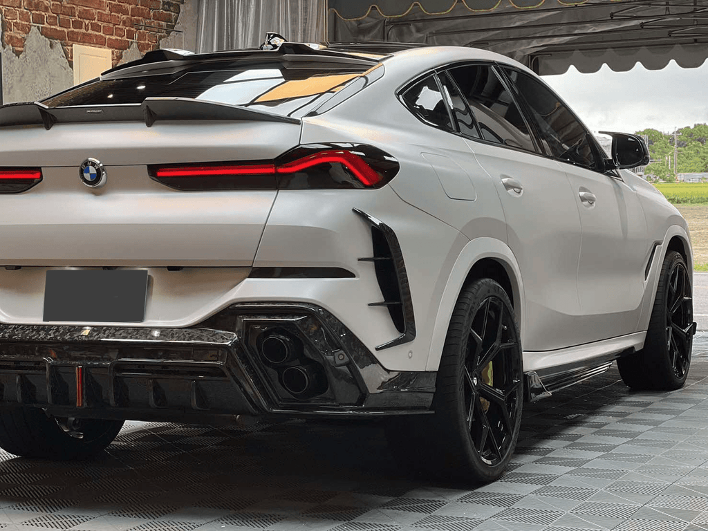LUMING - BMW X6 G06 DRY CARBON FIBER LED REAR DIFFUSER