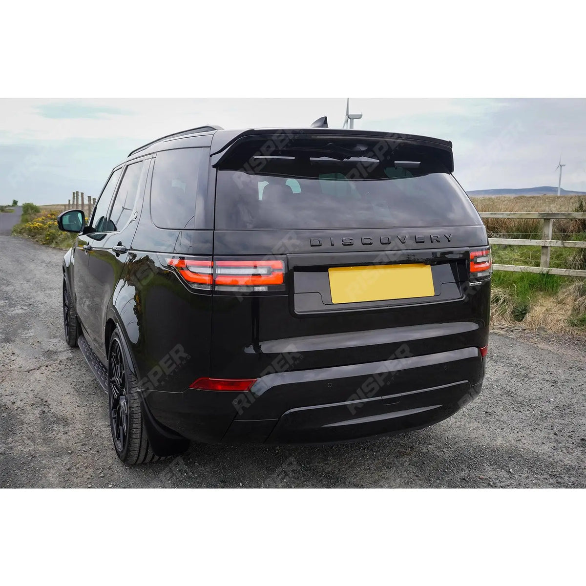 Number Plate Centralisation Kit In Gloss Black For Land Rover Discovery 5