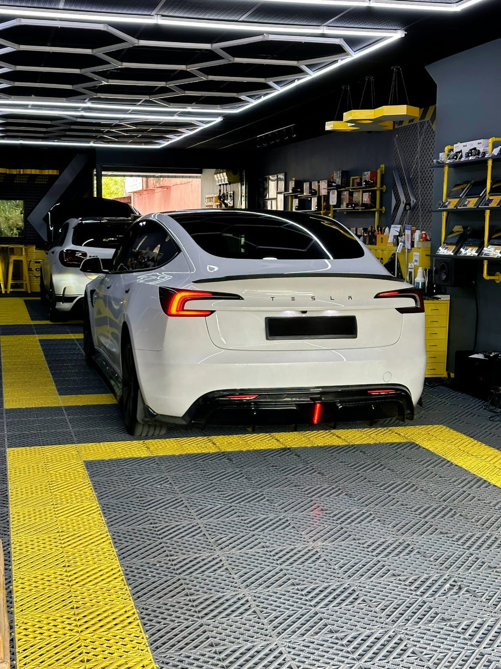 REVSTANCE - TESLA MODEL 3 HIGHLAND 2023+ GLOSS BLACK LED REAR DIFFUSER