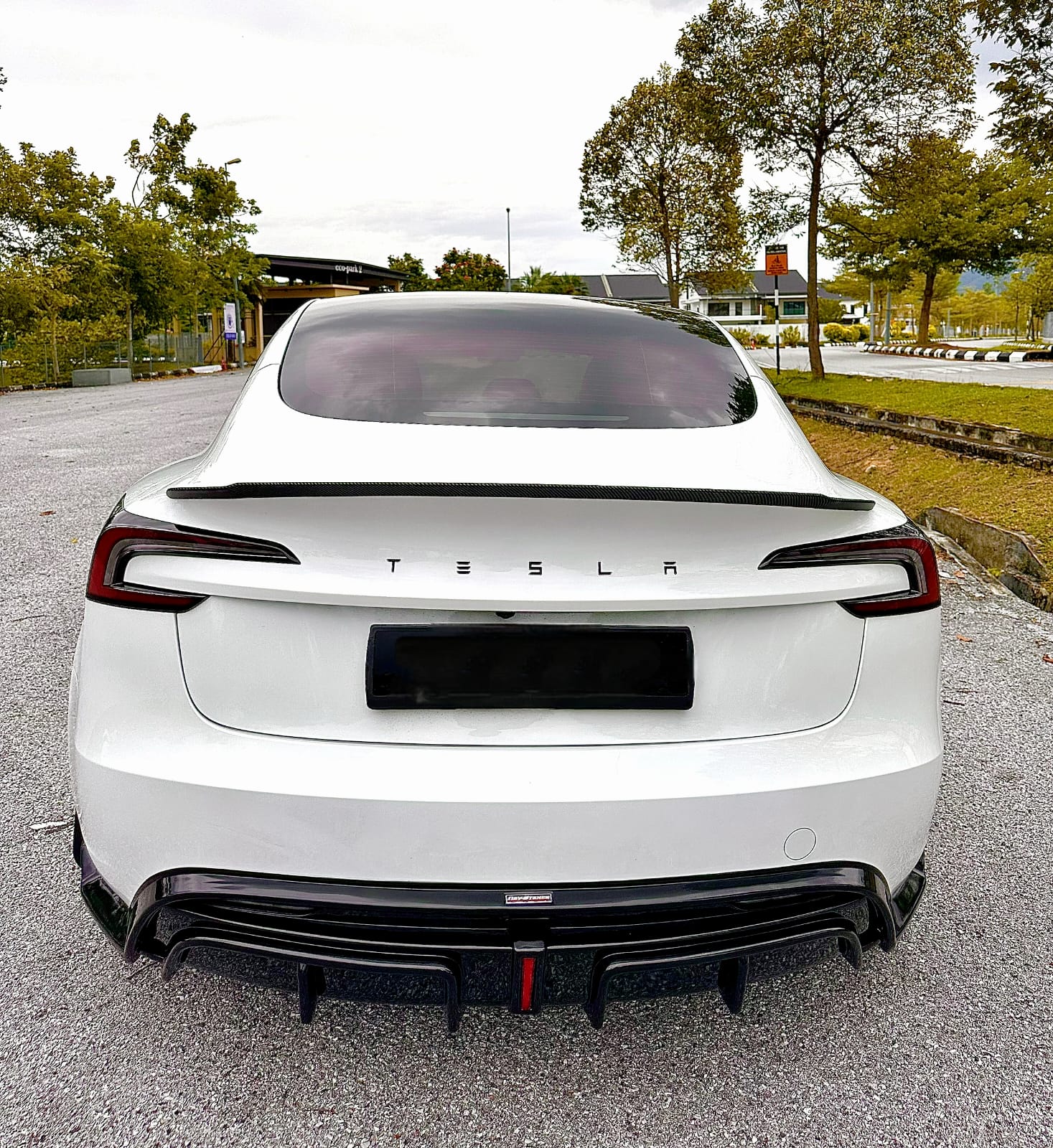 REVSTANCE - TESLA MODEL 3 HIGHLAND 2023+ GLOSS BLACK LED REAR DIFFUSER