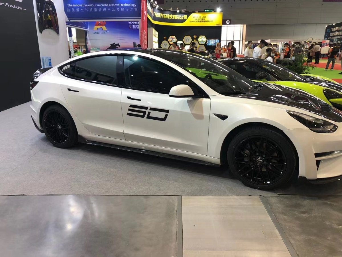 ROBOT - TESLA MODEL 3 CRYPTON CARBON FIBRE FULL BODY KIT