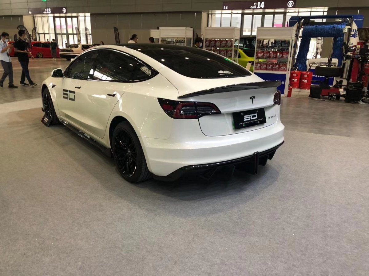 ROBOT - TESLA MODEL 3 CRYPTON CARBON FIBRE FULL BODY KIT