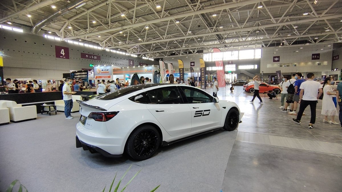 ROBOT - TESLA MODEL 3 CRYPTON CARBON FIBRE FULL BODY KIT