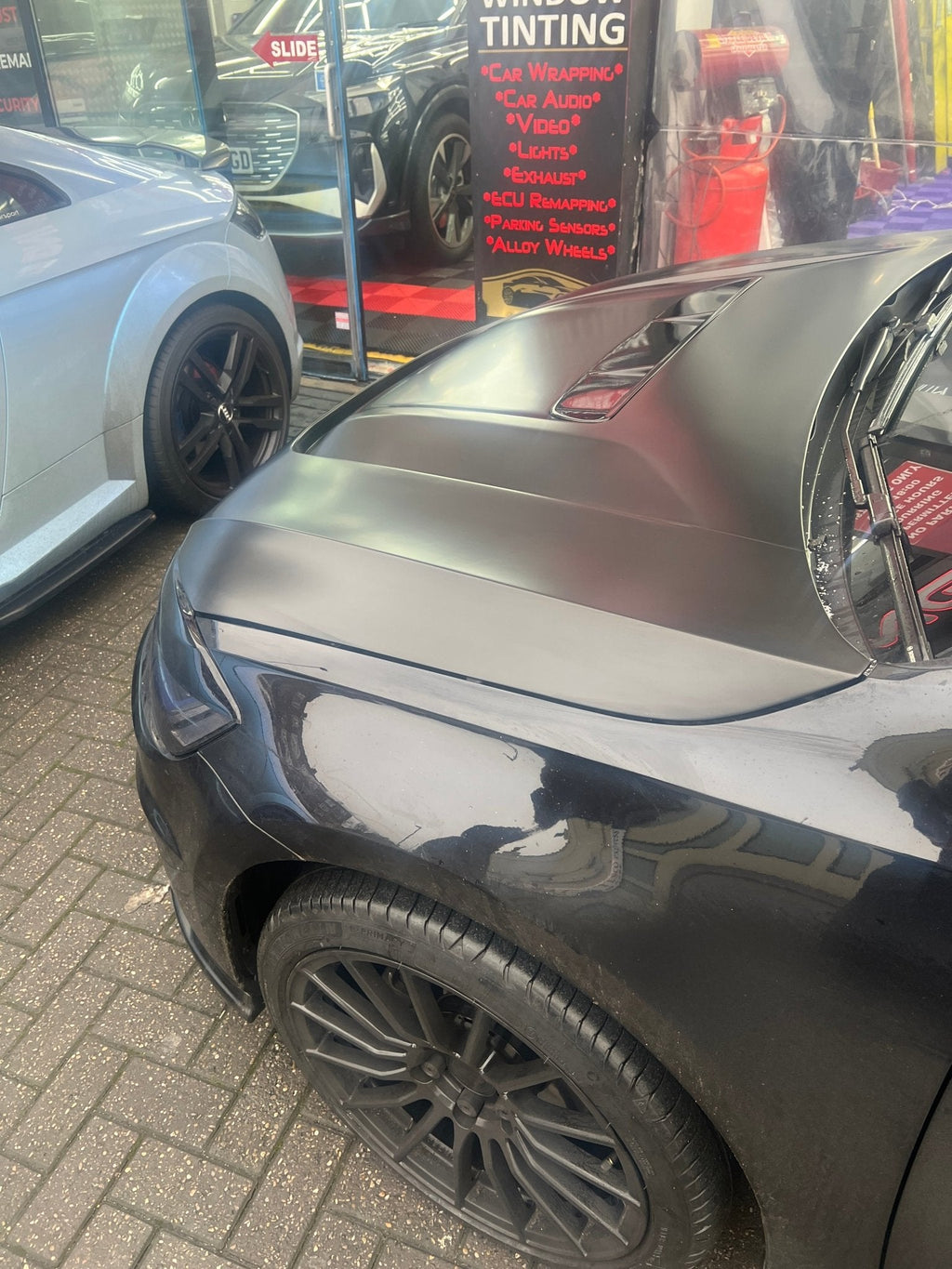 ROBOT - VOLKSWAGEN GOLF GTI / GOLF R ( MK7 / MK7.5 ) BONNET HOOD