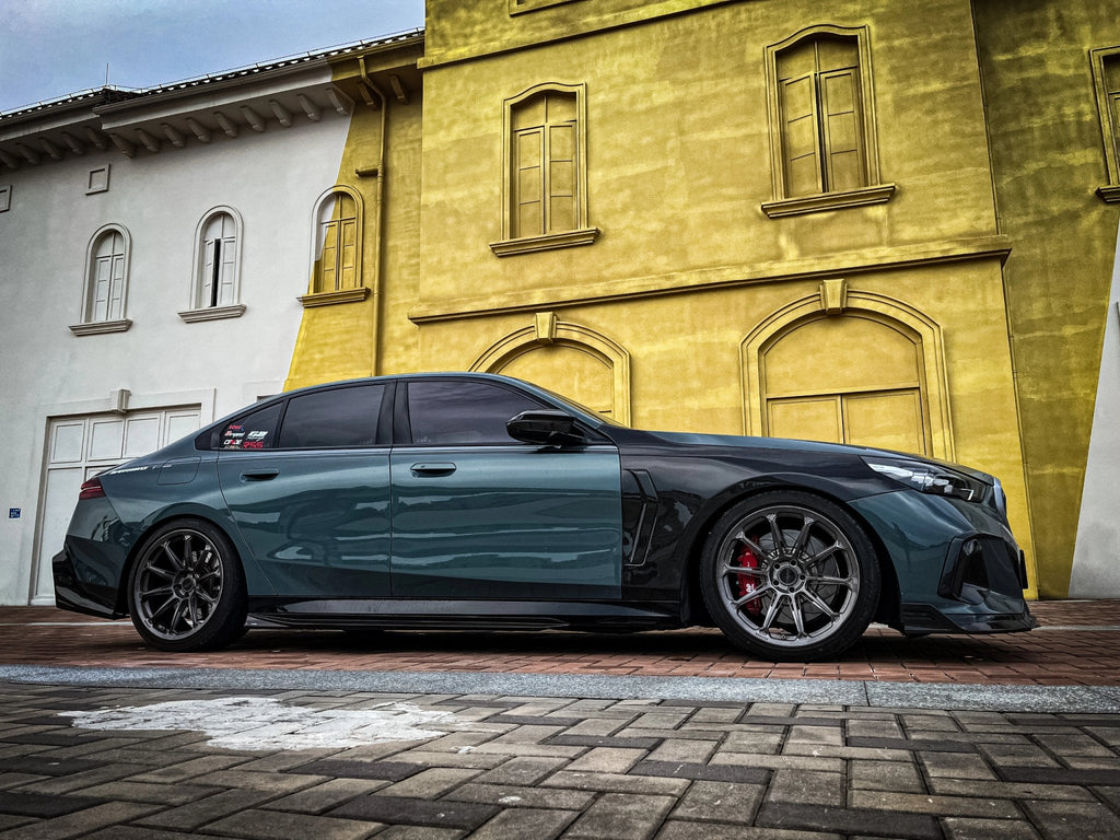 TAKD - BMW 5 SERIES G60 DRY CARBON FIBRE SIDE FENDERS