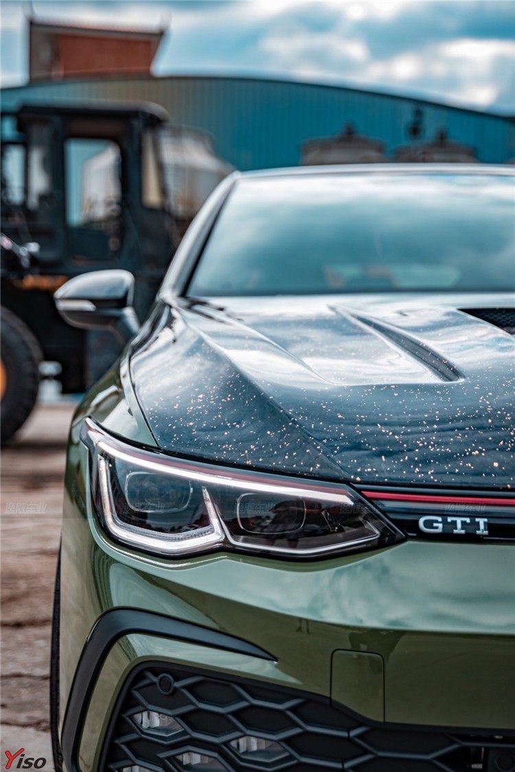 YISO - VOLKSWAGEN GOLF MK8 CARBON FIBRE BONNET HOOD